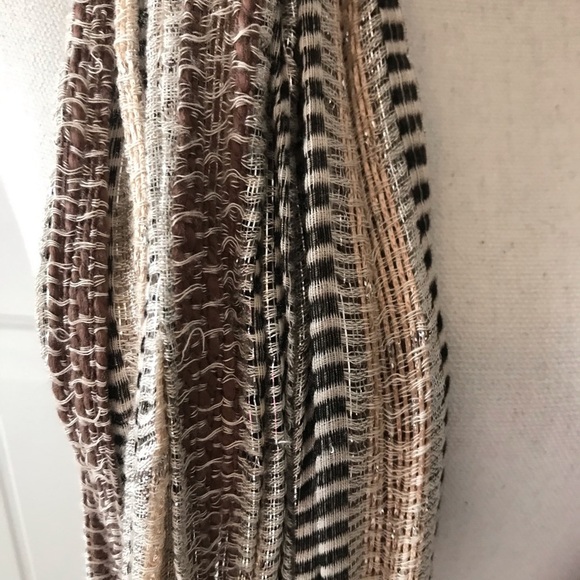 Cream/white/black infinity patterned scarf - Picture 4 of 4
